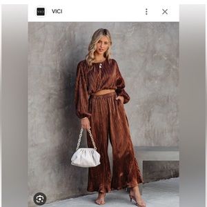 EUC Vici Kiara metallic plisse 2-piece set